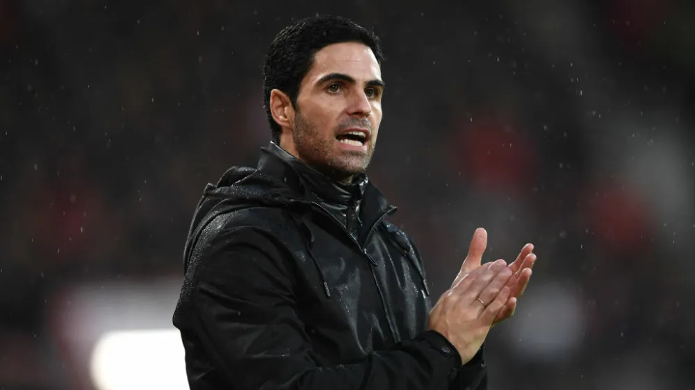 mikel arteta claping and giving instructions for his team