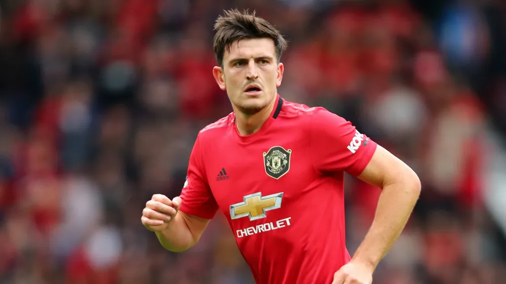harry maguire wearing man united 2019/20 shirt and running