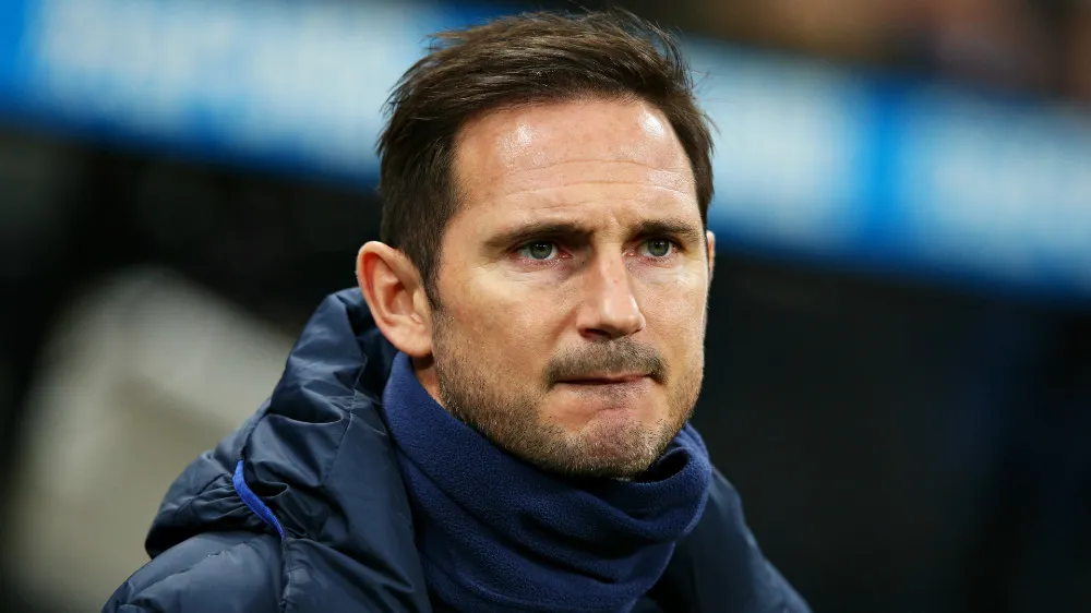 frank lampard looking angry after a chealsea defeat