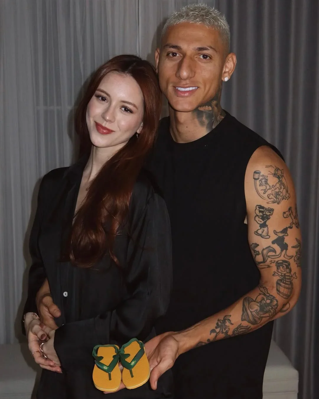 amanda araujo and richarlison holding baby yellow shoes