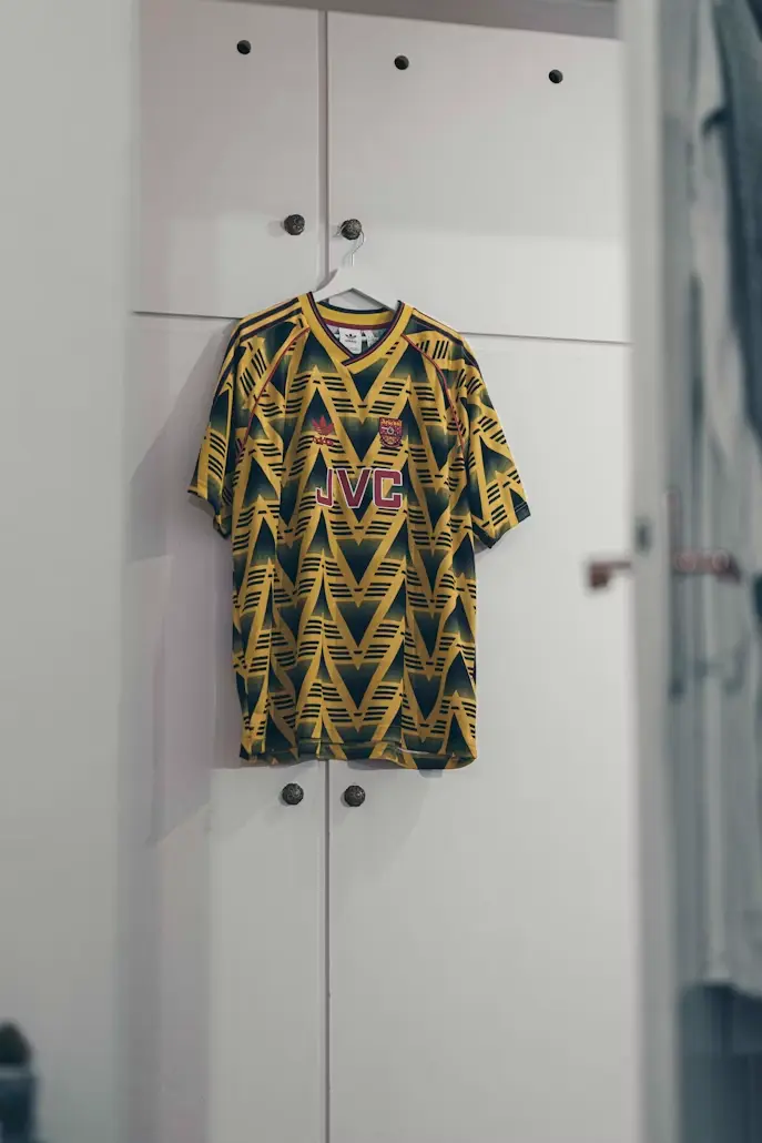 arsenal banana bruised home kit
