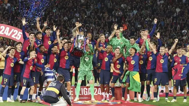 barcelona lifting the laliga trophy 2024/25