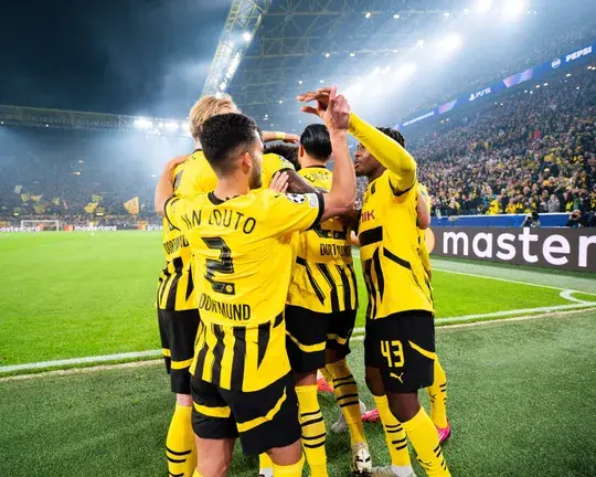 borussia dortmund players hugging