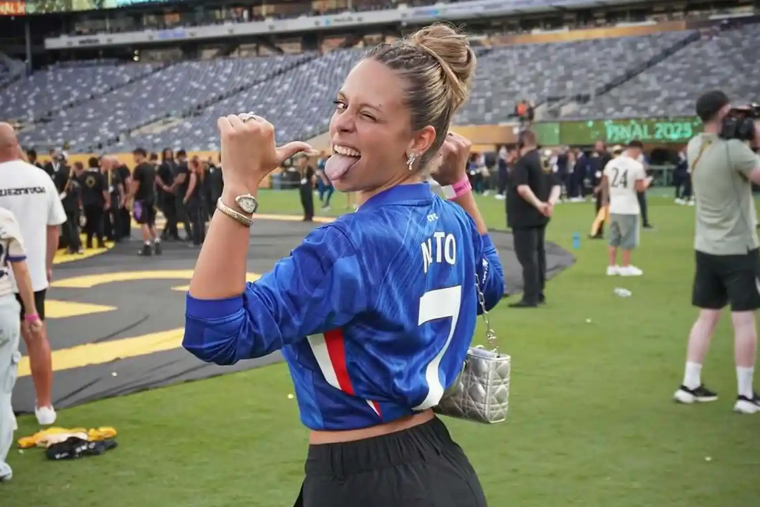 carolina cinha silva wearing pedro neto's jersey on chelsea football match