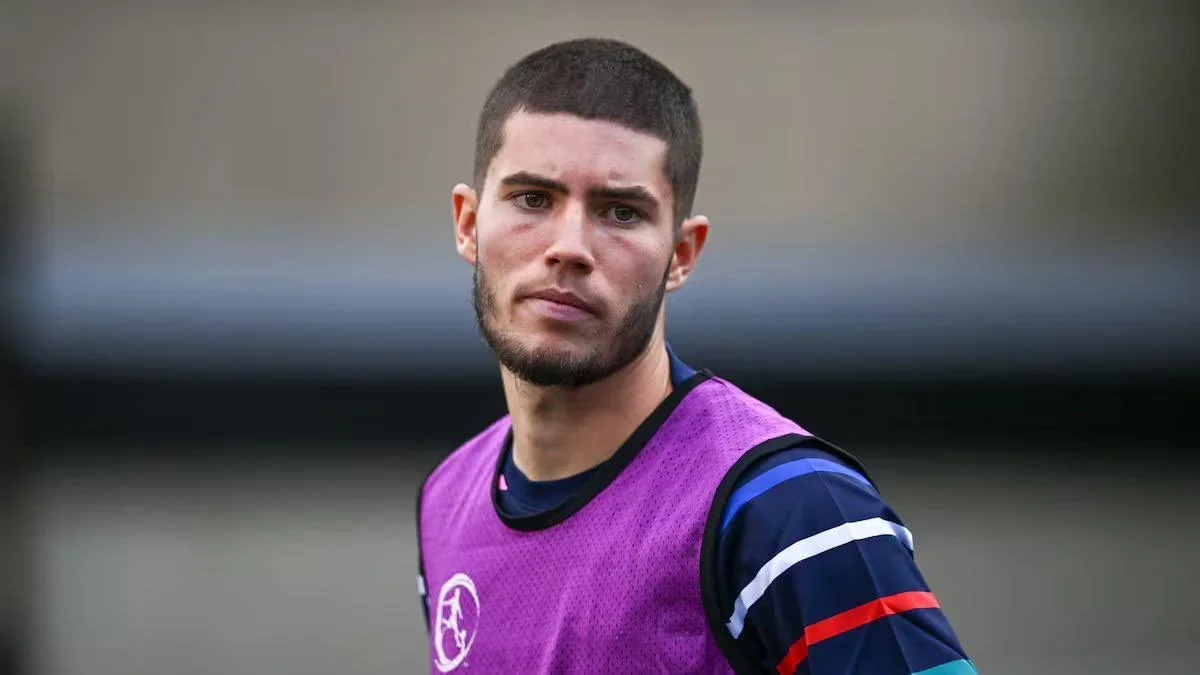 Elyaz Zidane wearing a purple training bib during a training session, looking to the side.