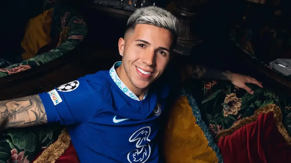 enzo fernandez with chealsea 2022/23 home kit