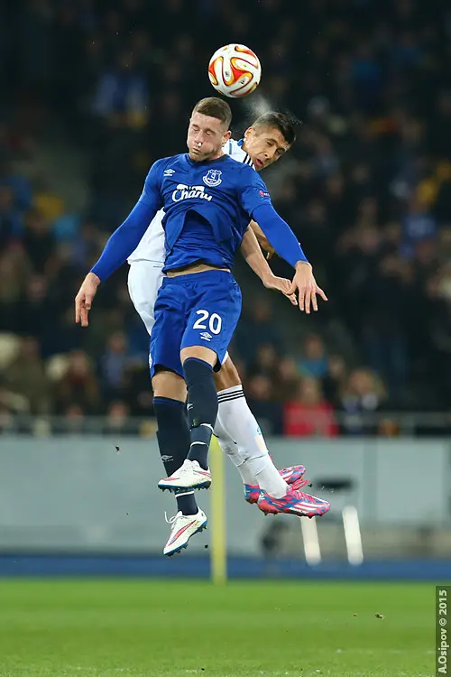 ross barkley jumping to hit the ball with head against dynamo kyiv player