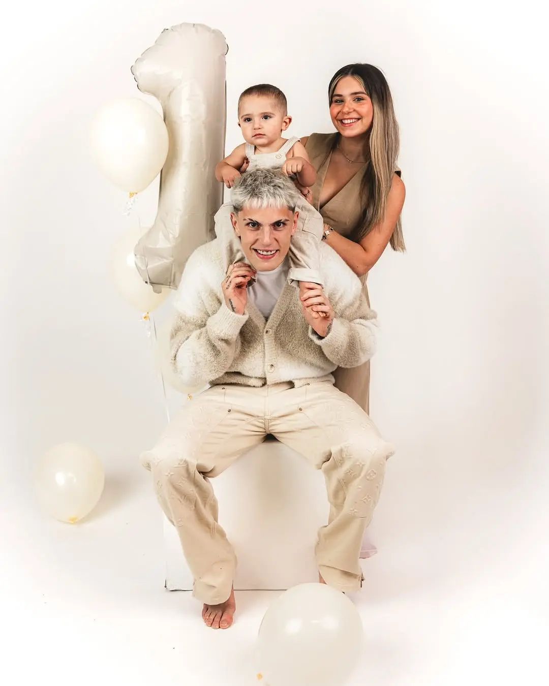 alejandro garnacho and his son enzo with girlfriend eva garcia