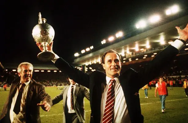 george graham arsenal manager holding a fa cup title and celebrating a win