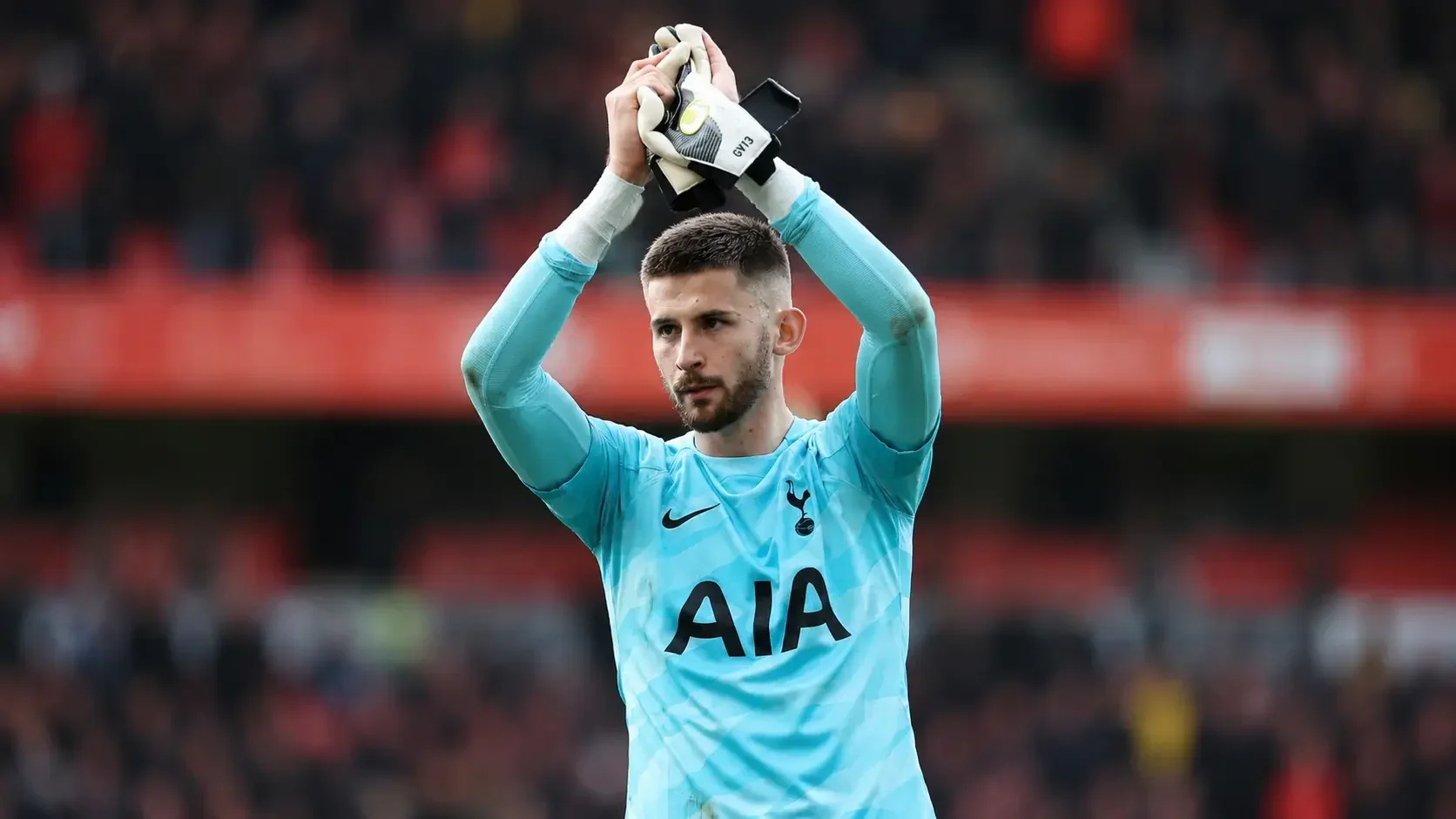 Guglielmo Vicario applauding in Tottenham’s goalkeeper kit