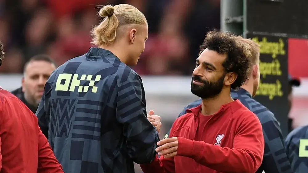 erling haaland and mohamed salah hugging before Mna City against Liverpool game