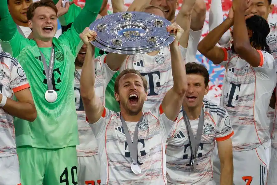harry kane holding the bundesliga trophy