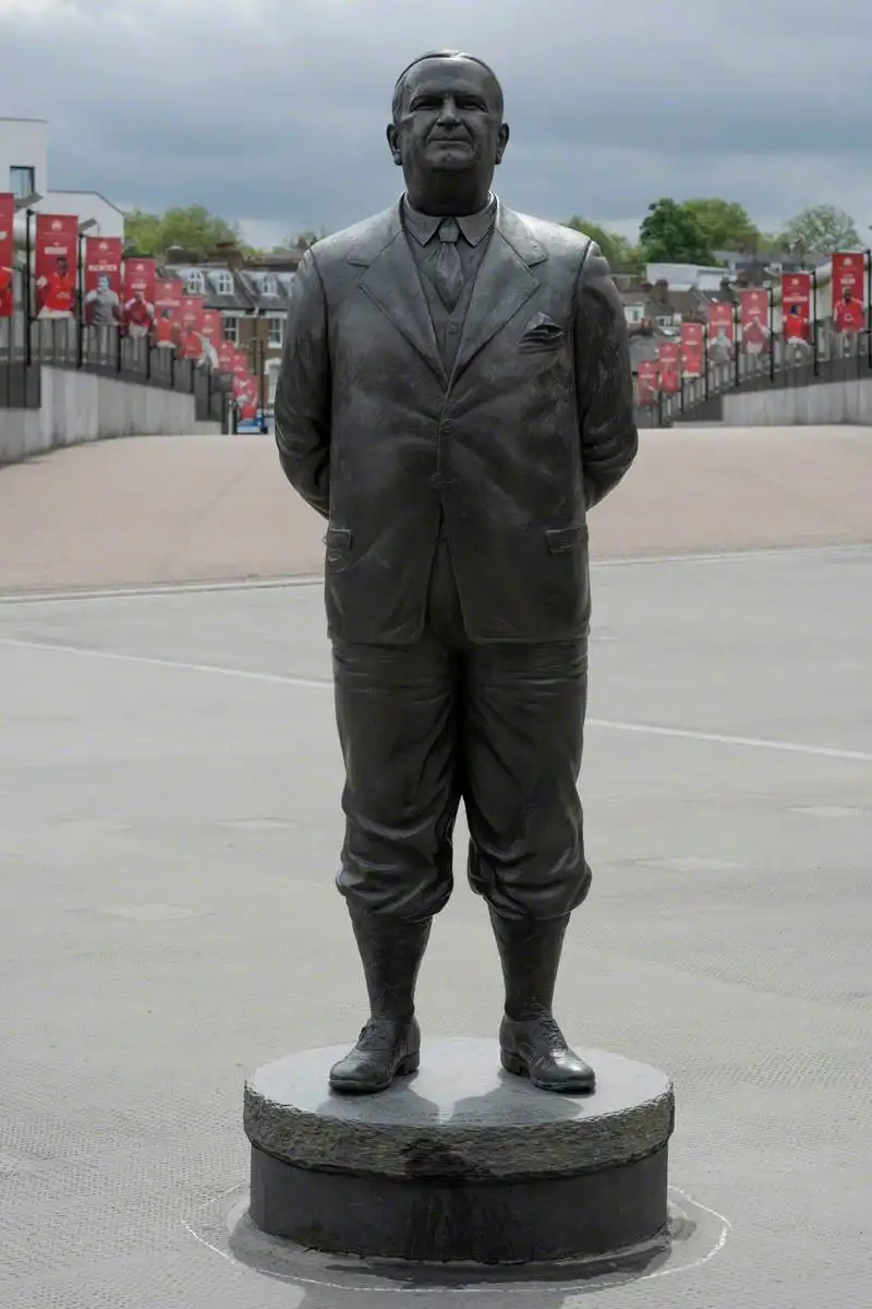 statue of herbert champan in front the emirates who was arsenal manager from 1925 to 1934