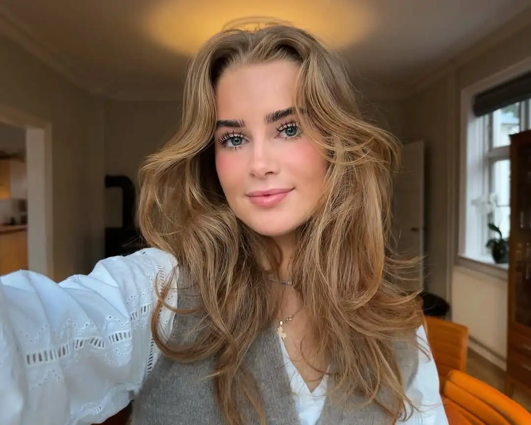 laura rhod sondergaard selfie