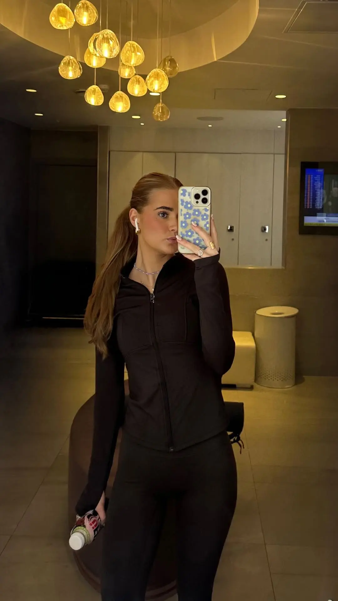 laura rhod sondergaard selfie from the gym