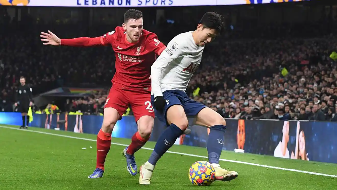 andy robertson defending tottenham player son in a game spurs against liverpool