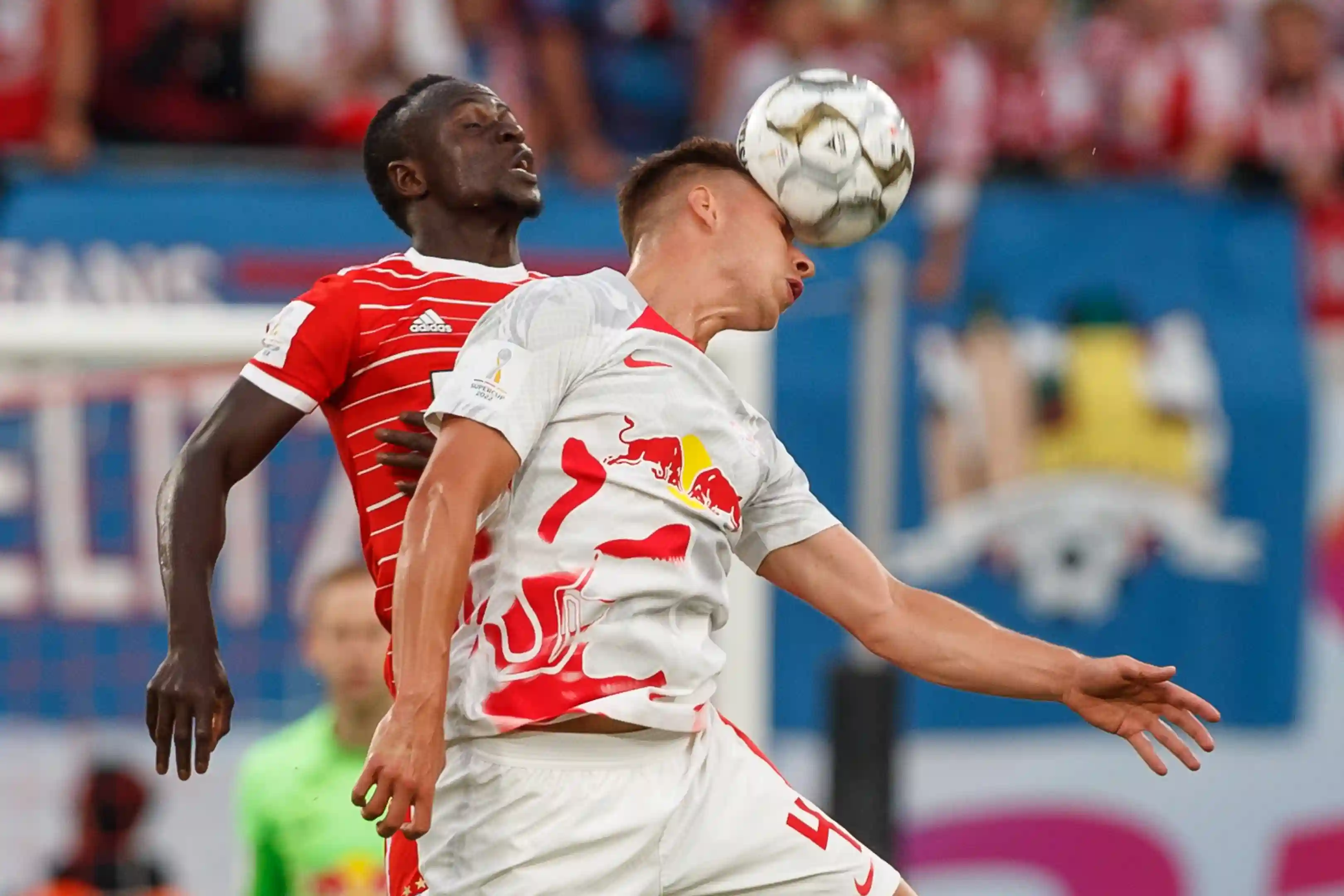 sadio mane and David Lelle fighting for an air ball during bayern munich and rb leipzig game