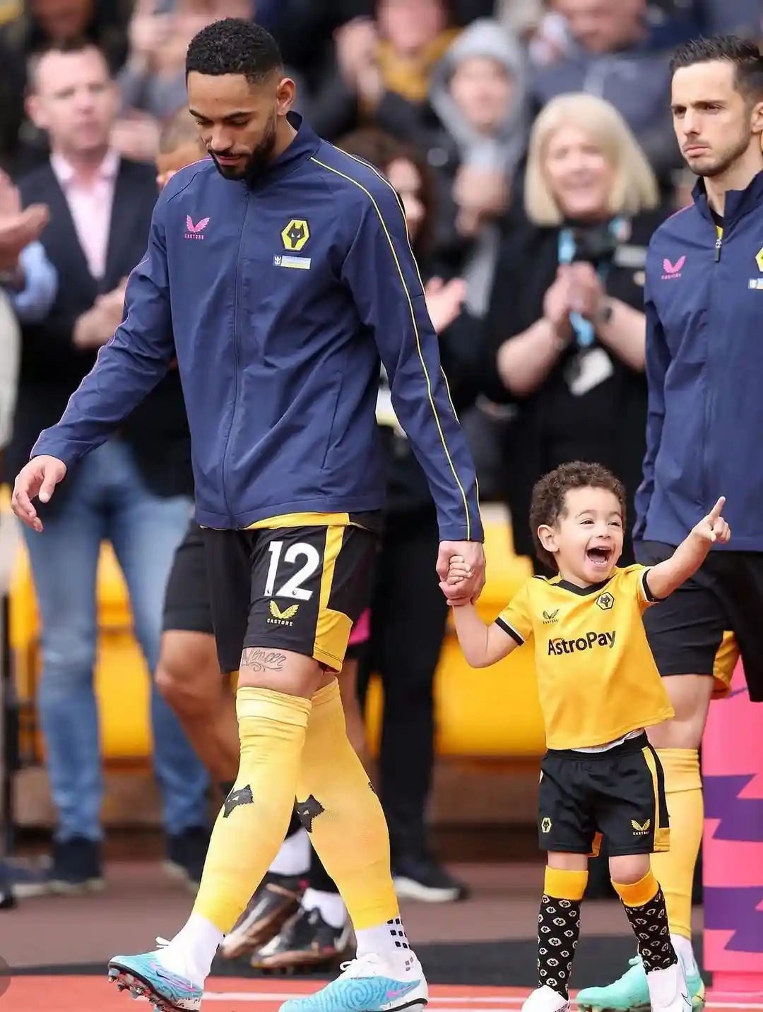 matheus cunha waling to the pitch with his son Levi