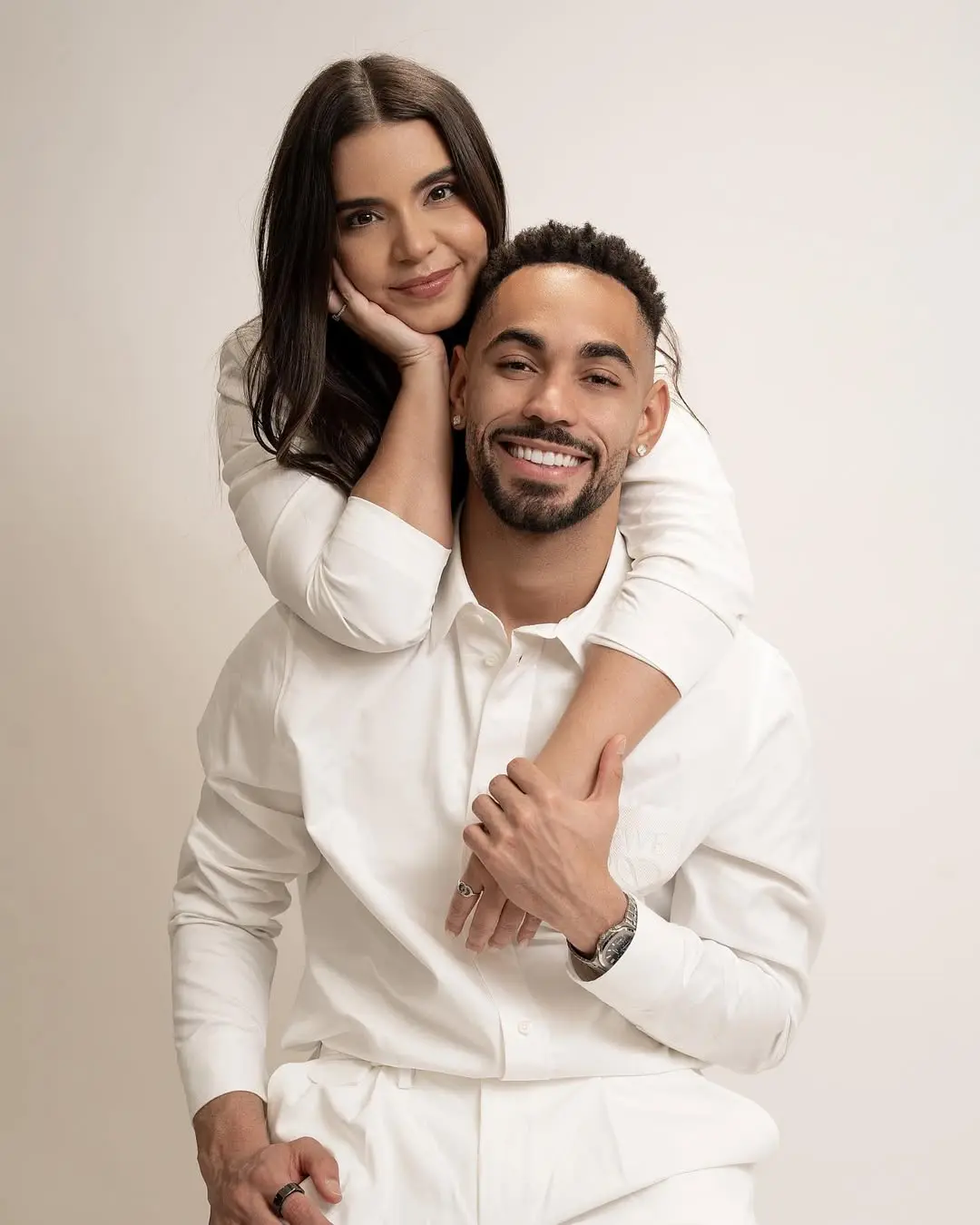 matheus cunha and gabriela cunha wearing all white