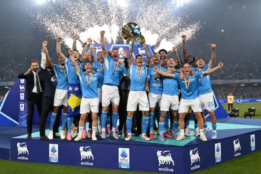 napoli lifting the serie a trophy