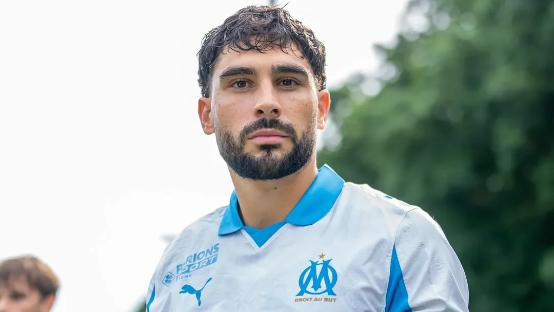 Neal Maupay wearing an Olympique de Marseille shirt during training, close-up photo
