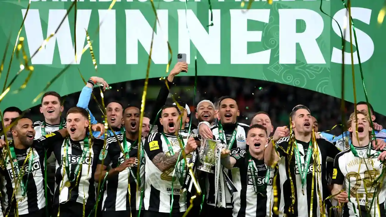 newcastle lifting the carabao cup trophy