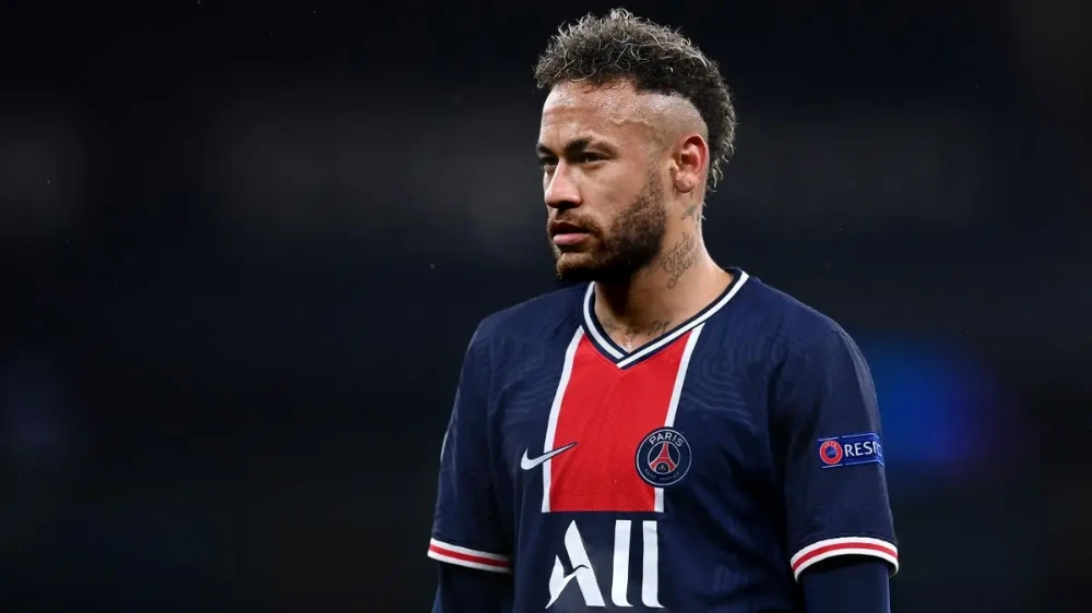 neymar jr in psg kit for 2021/22 season looking in someone in front of him