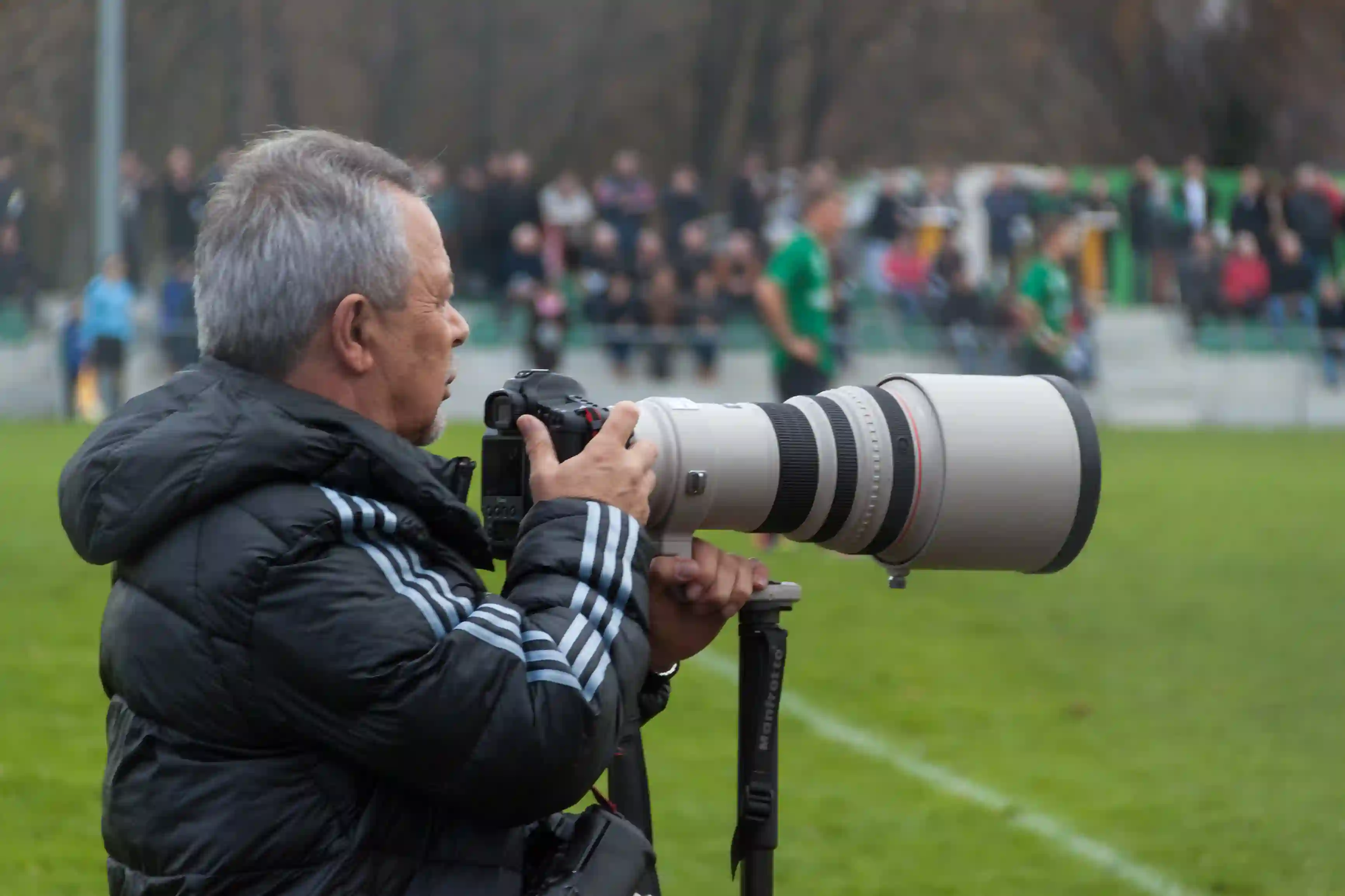 photographer using telephoto lenses