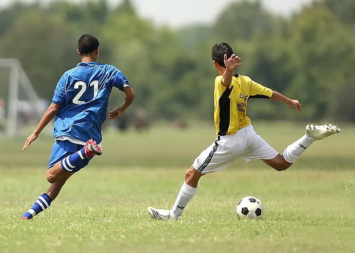 two amatuer fotoball player