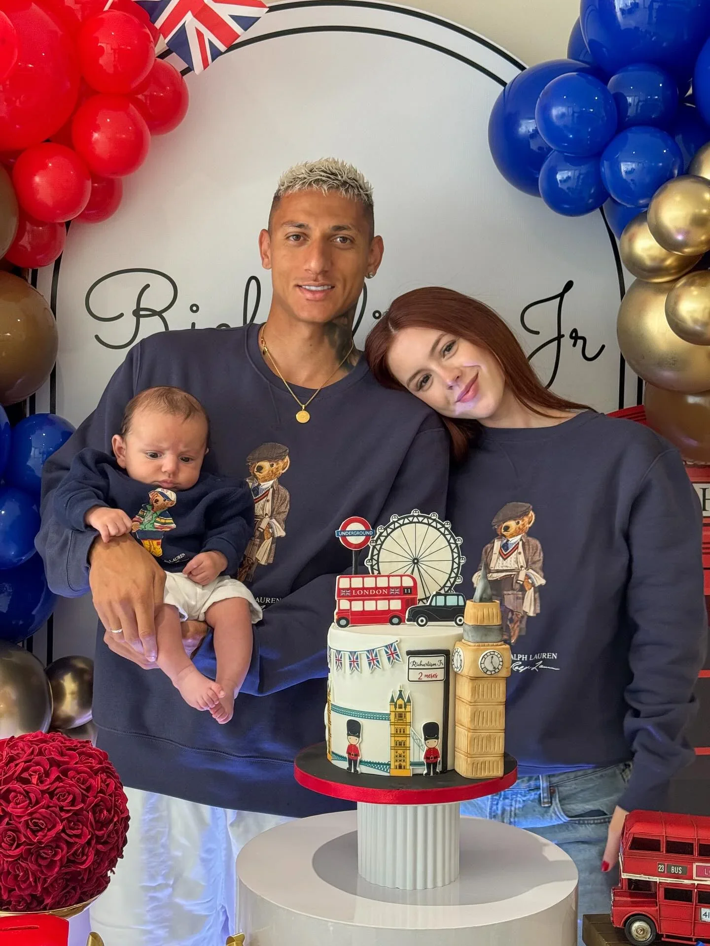richarlison holding his son and amanda araujo laying her head on richarlison's shoulder surrounded by balloons