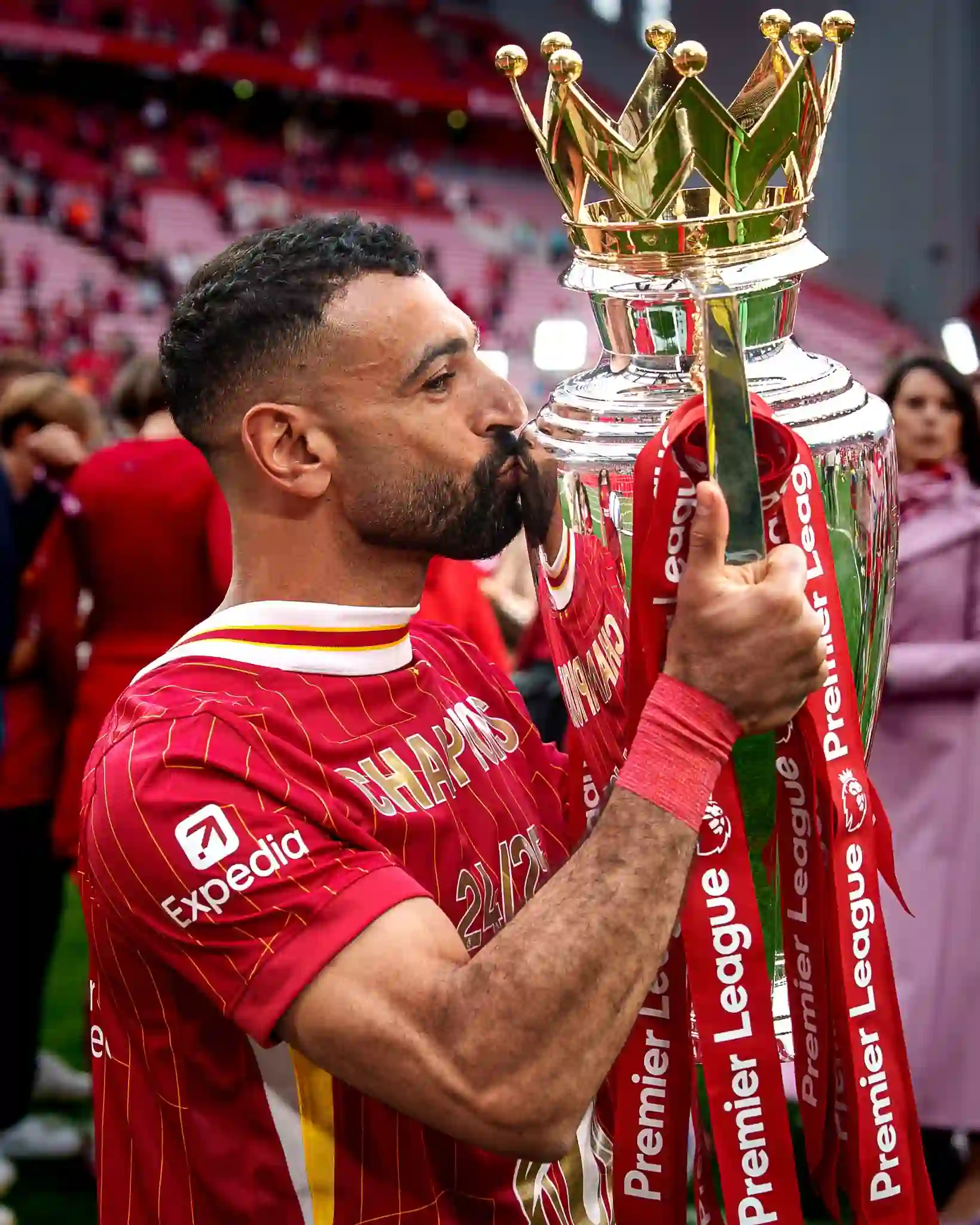 mohamed salah kissing the premier league trophy