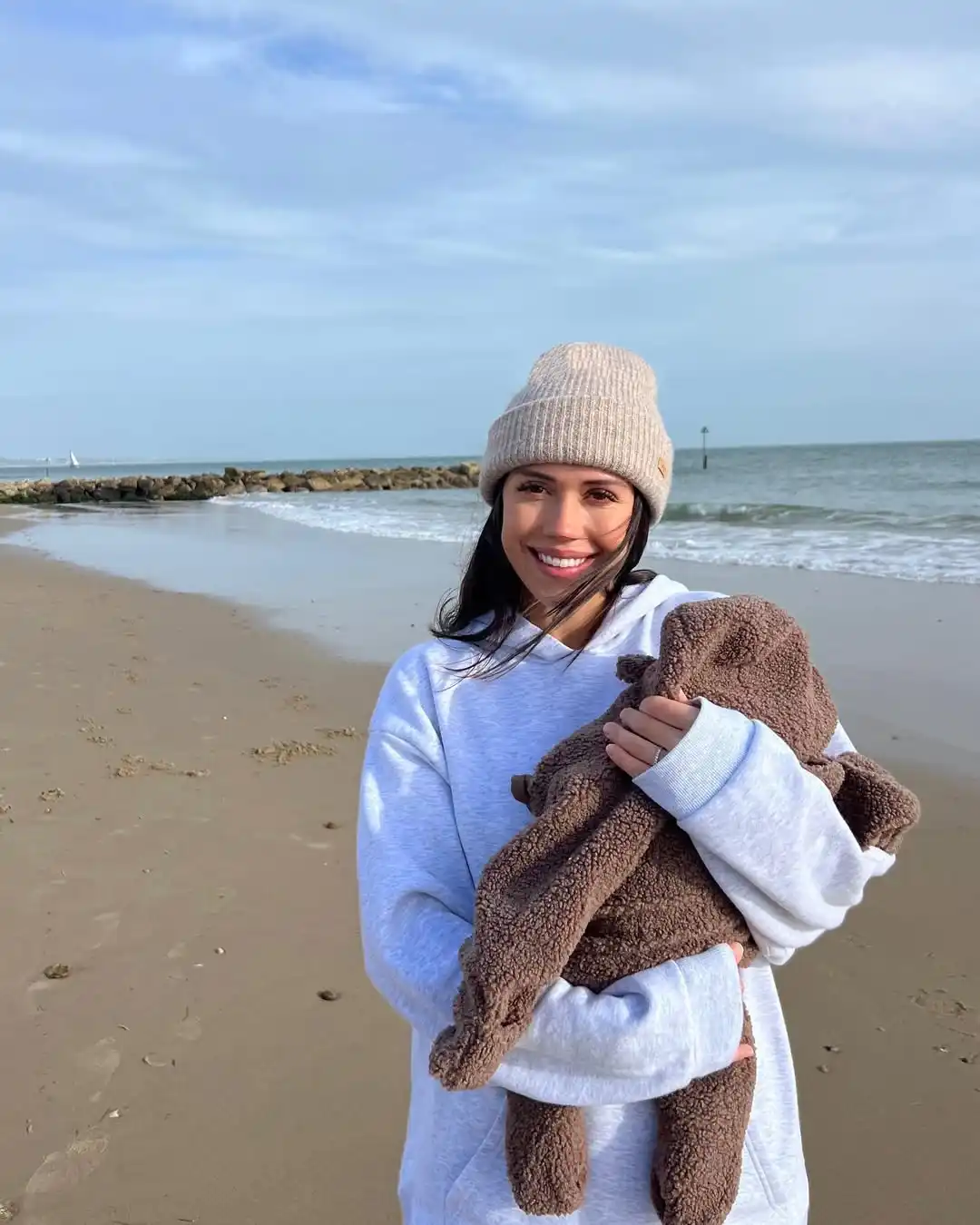 sarah schmidt with her son jaxon at the sea