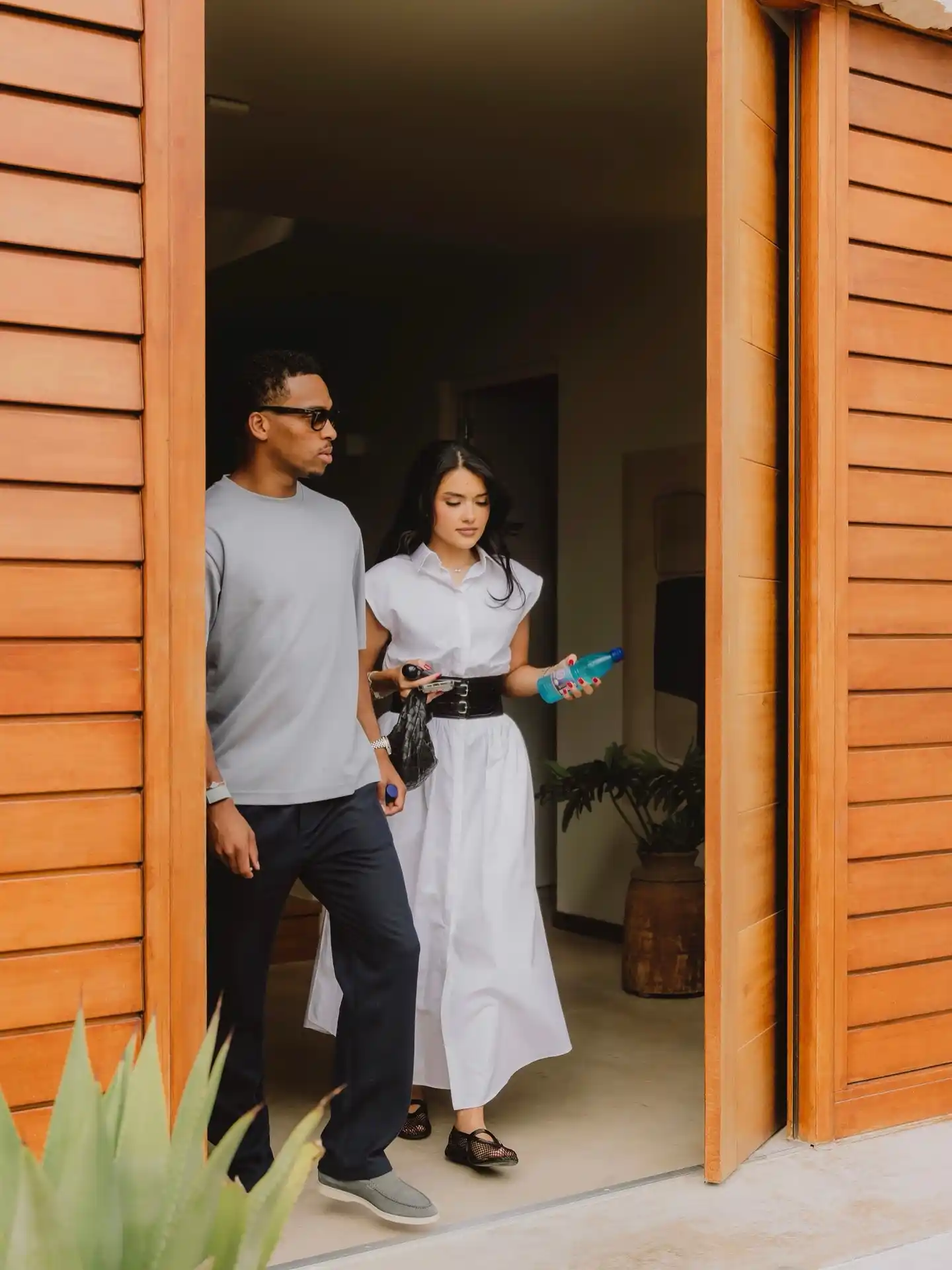 jurrien timber walking alongside his girlfriend rose de back