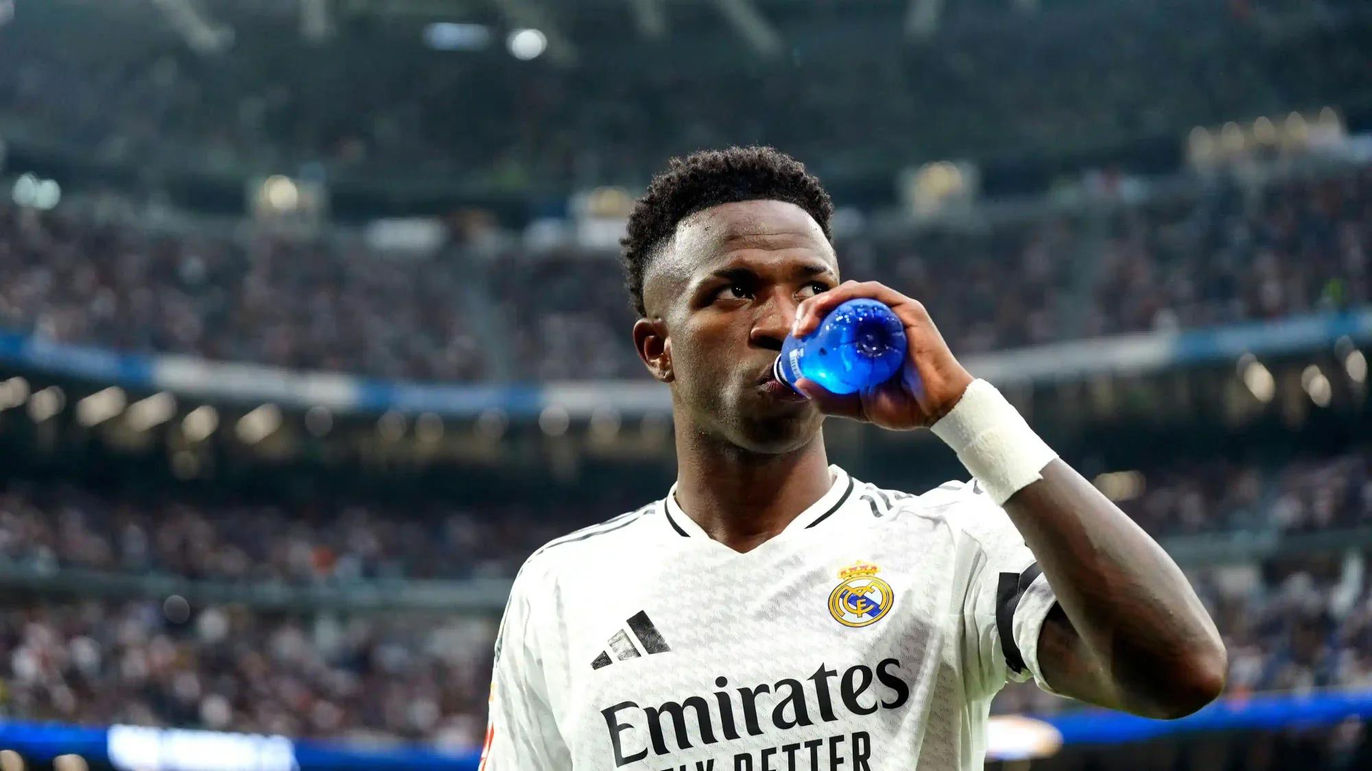 vinicius drinking water from blue bottle during match
